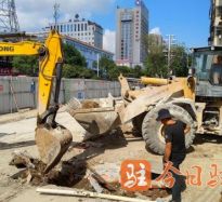 最日操逼网高温下的坚守｜道路建设者用汗水铺就畅通路